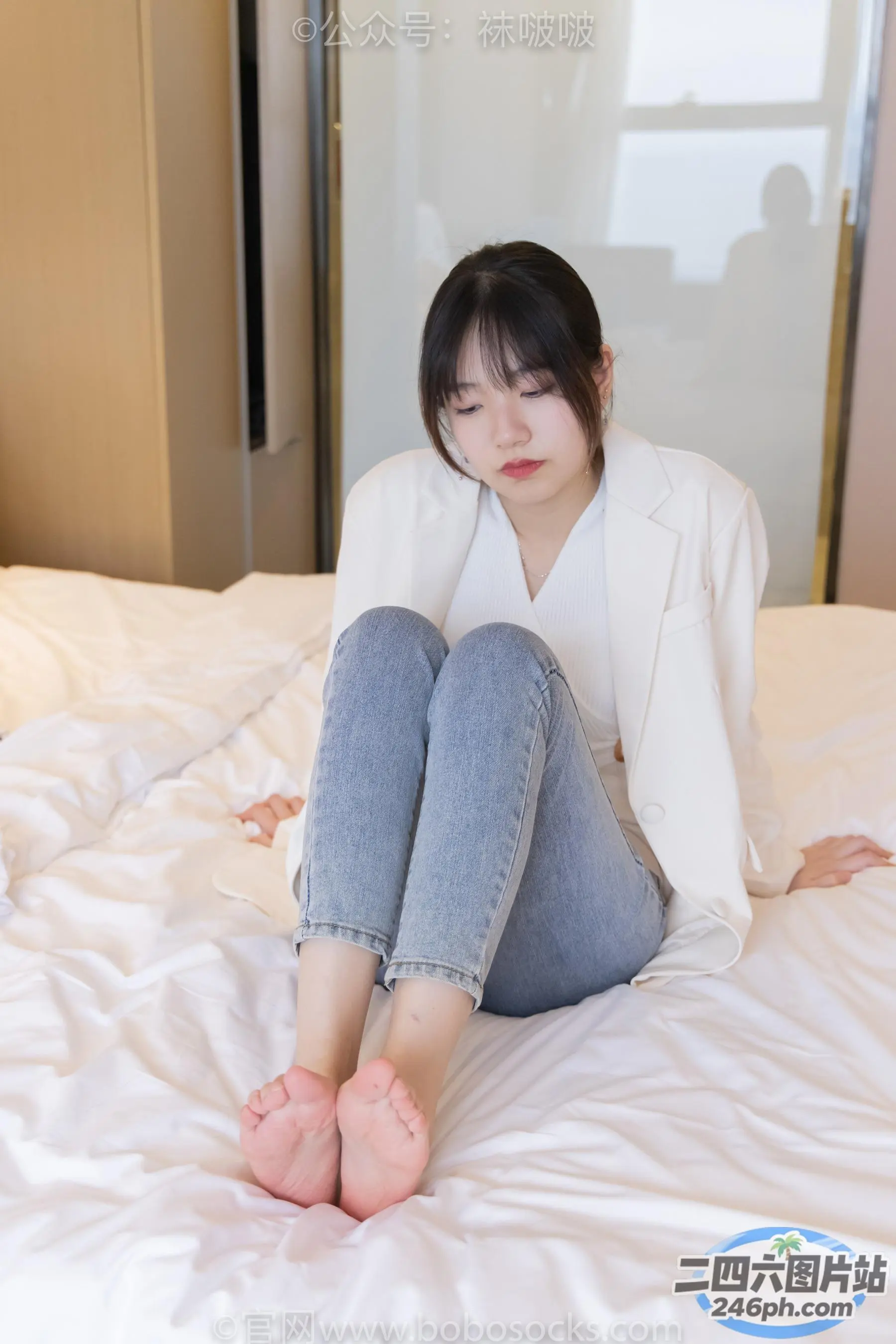 阿拉菲双腿交叉坐在床上