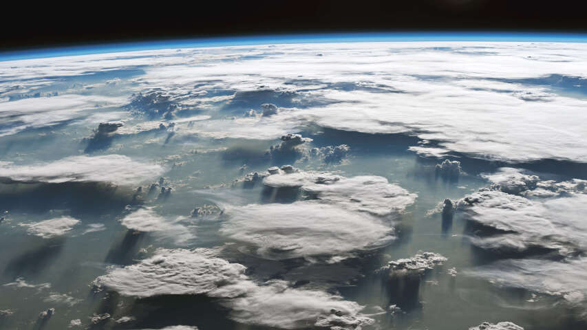 从太空中可以看到云彩和阳光明媚的地球景色