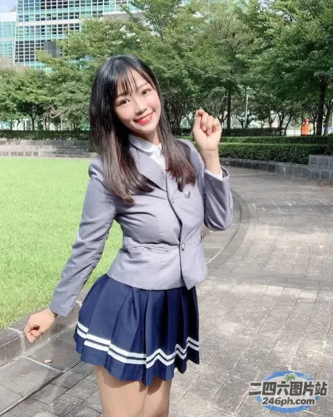 身穿校服的 arafed 亚裔女子合影留念