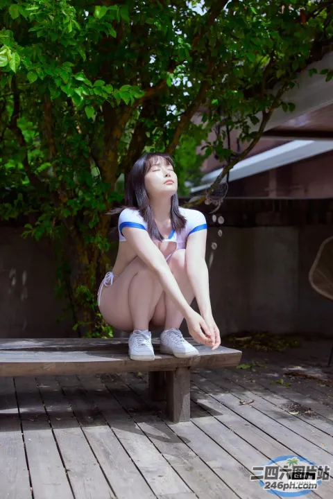 有个女人坐在后院的长凳上