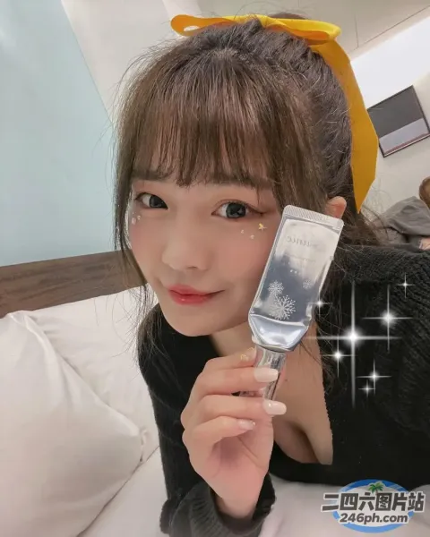 有个女人把手机举到脸上