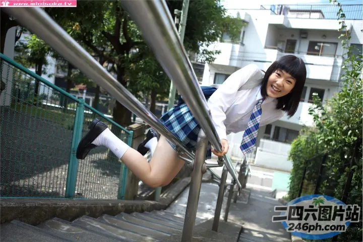 穿着校服的 arafed 亚洲女孩爬上楼梯