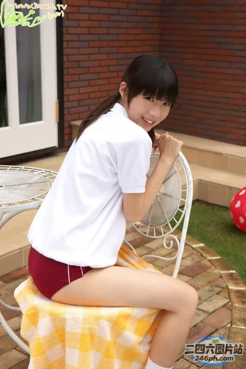 坐在后院椅子上的 arafed 亚洲女孩