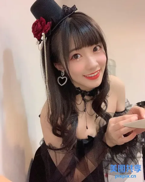 有个女人手里拿着遥控器