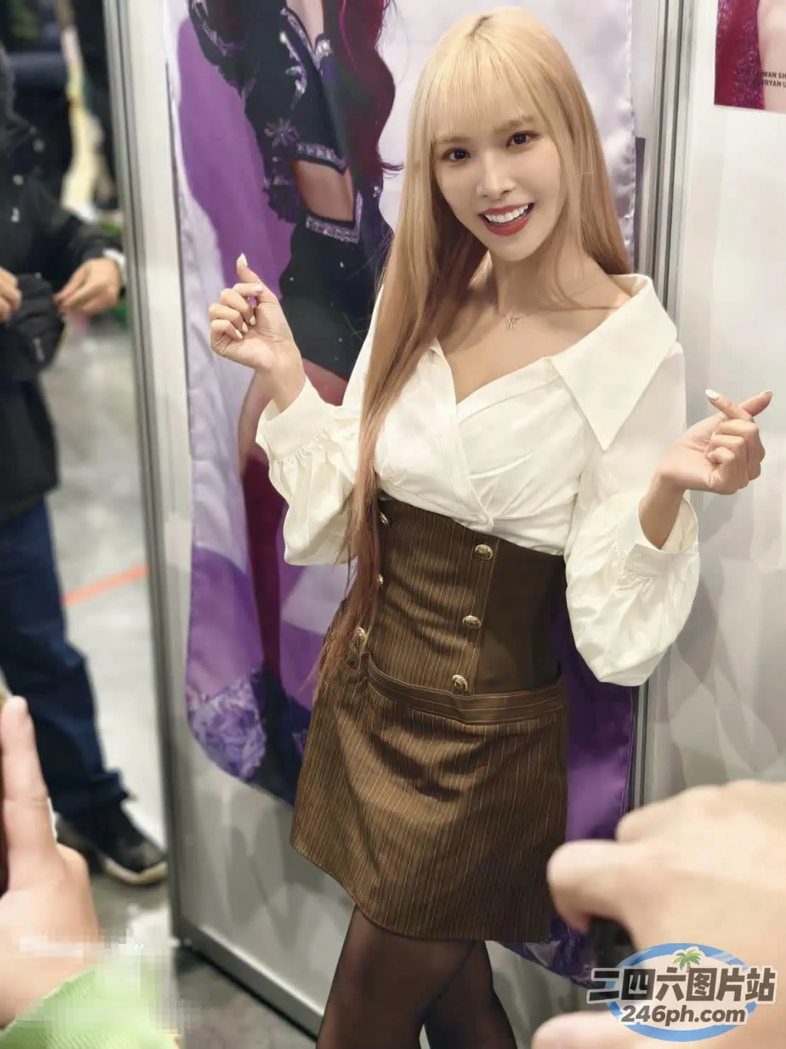 穿着裙子的 araffe 女人与相机合影