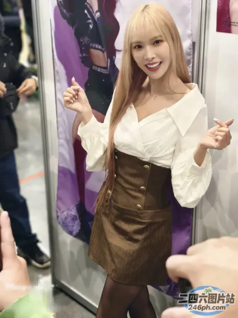 穿着裙子的 araffe 女人与相机合影