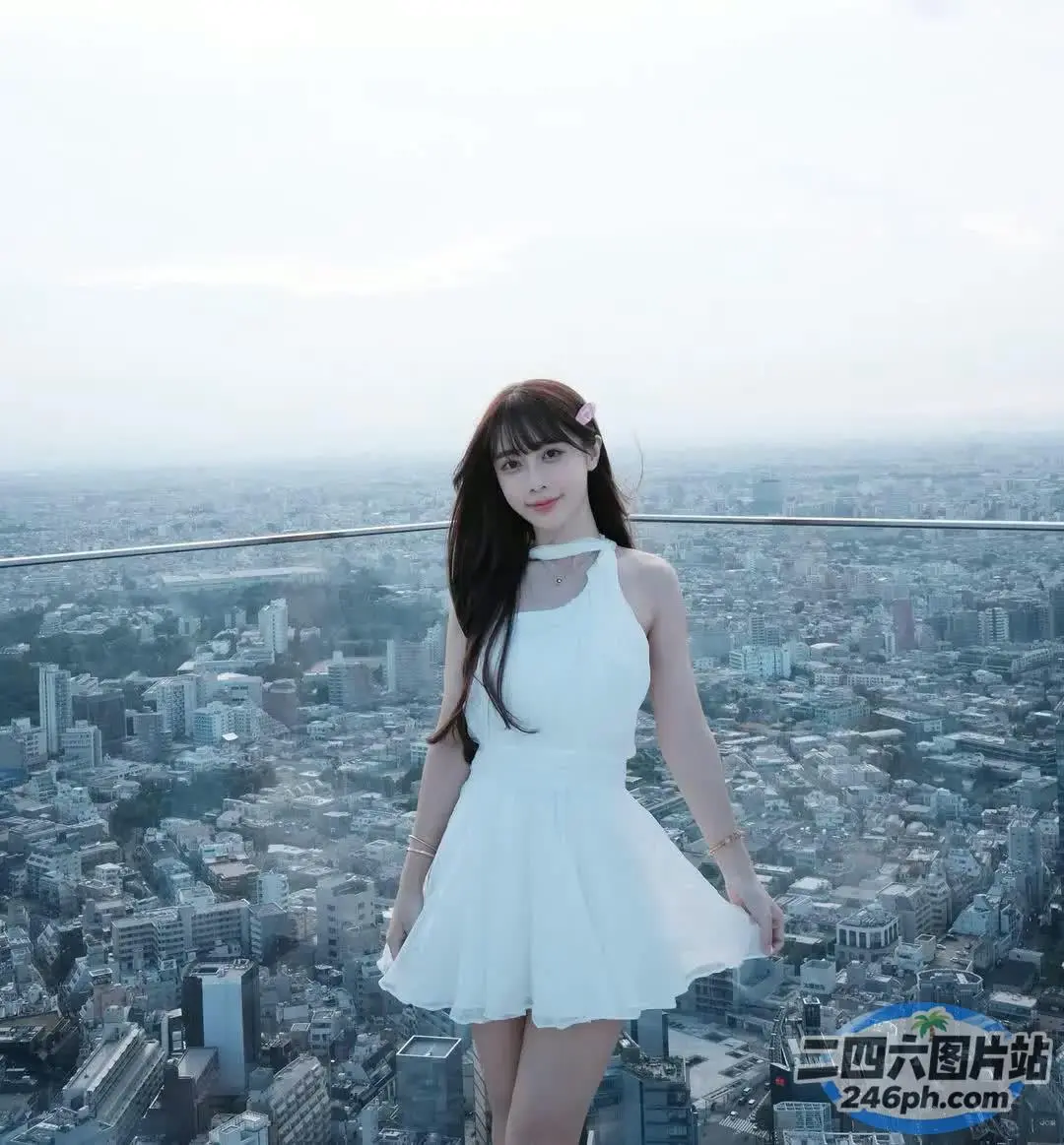 身穿白色连衣裙的阿拉夫德女人站在俯瞰城市的窗台上