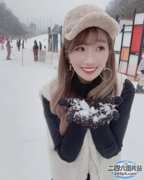 戴着帽子和手套的阿拉夫德女人，脸前举着雪