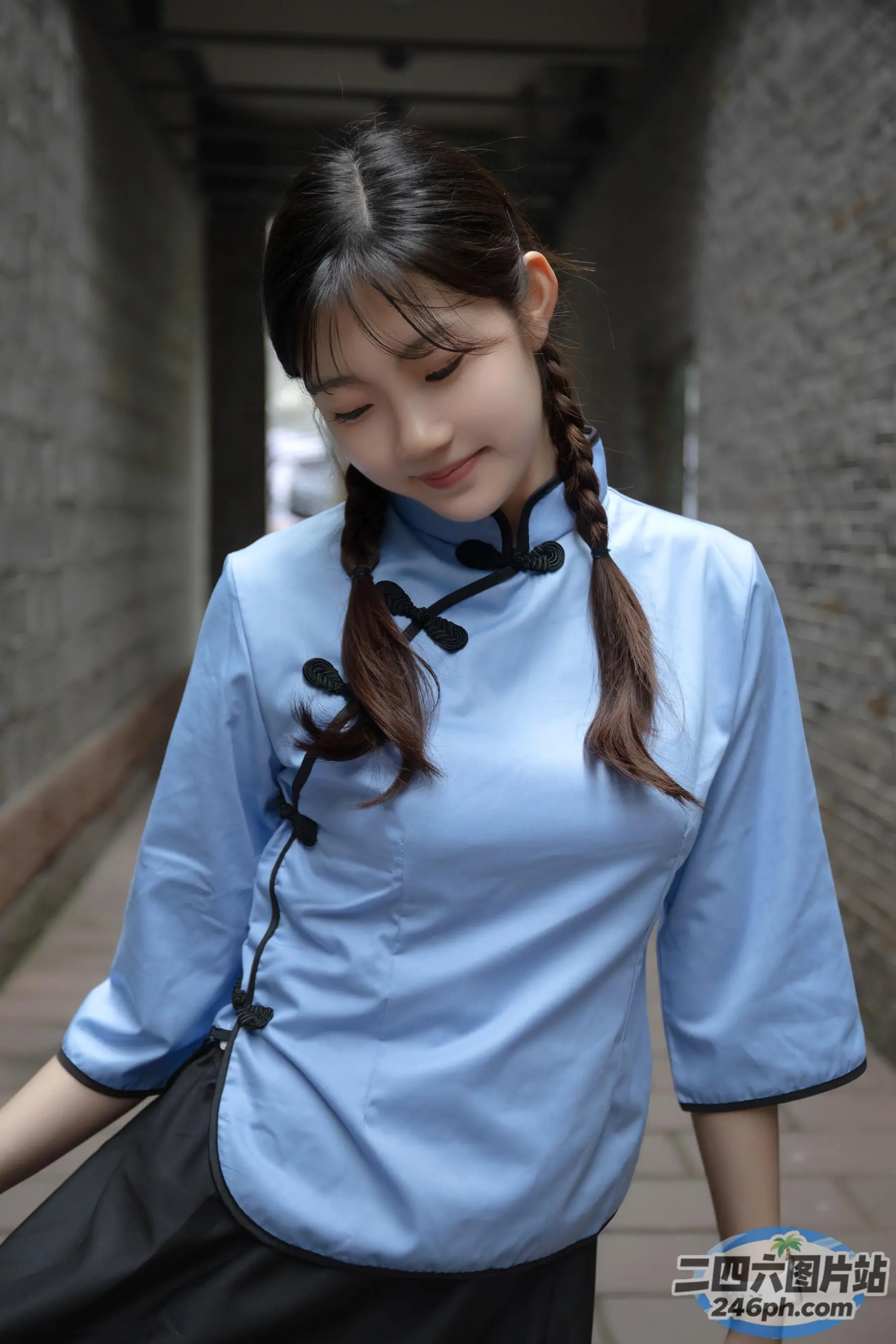 身穿蓝色衬衫和黑色裙子的女人的特写