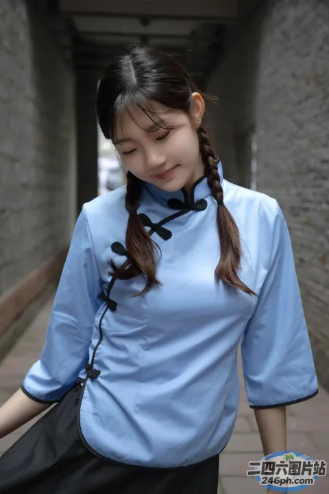 身穿蓝色衬衫和黑色裙子的女人的特写