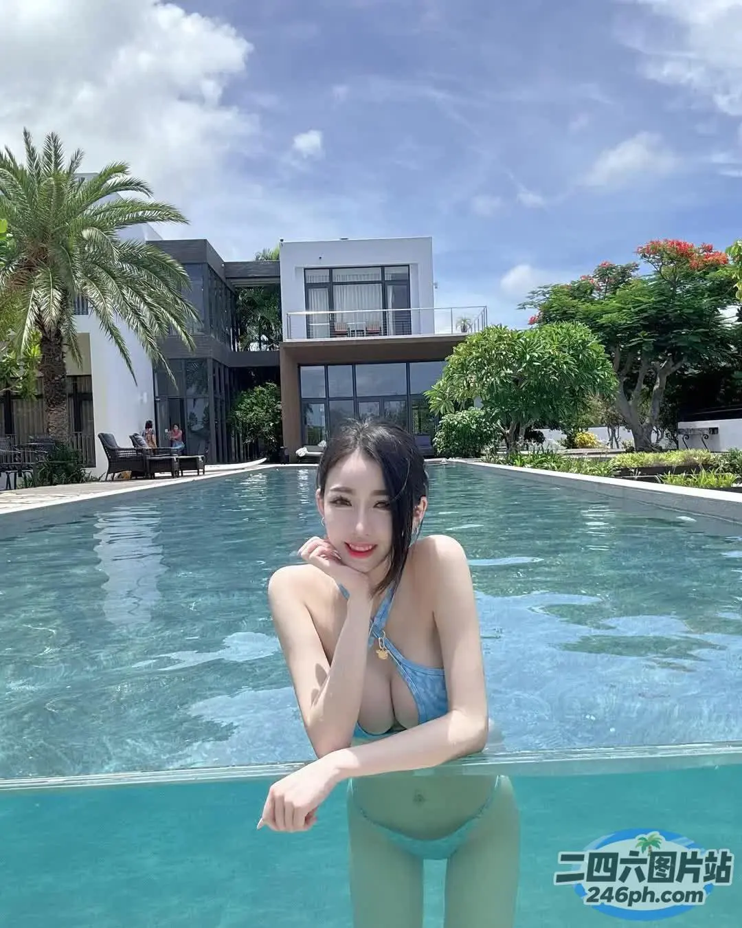 穿着比基尼坐在泳池壁架上的阿拉夫德女人