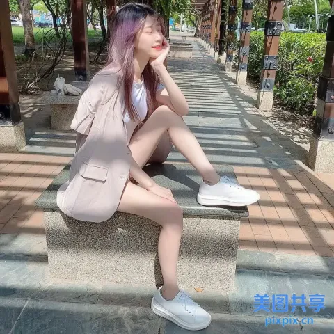 阿拉菲女人坐在石阶上，一头粉红色的头发
