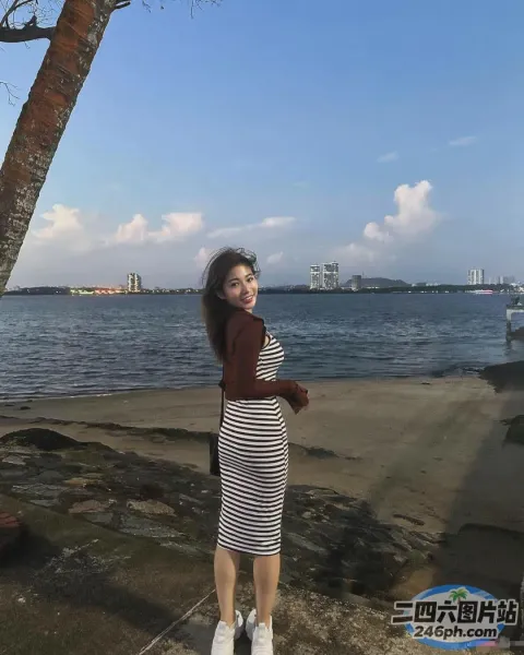 有个女人站在靠近水边的海滩上