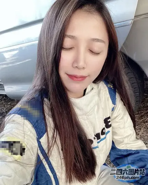 闭着眼睛坐在地上的阿拉菲女人