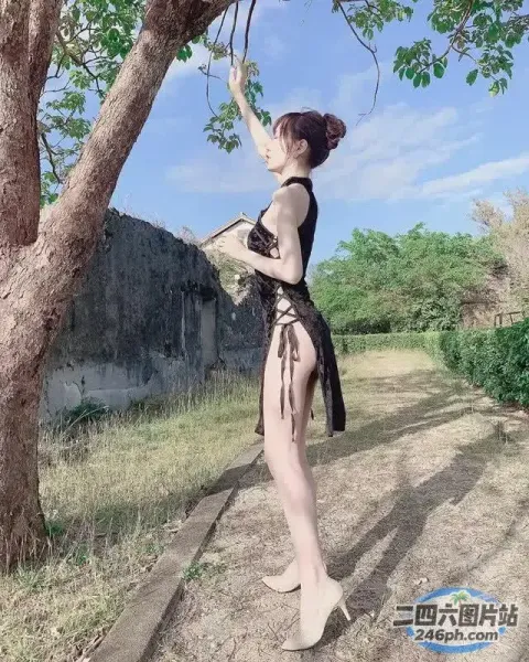 歌词大意： 有一个女人站在一棵树下
