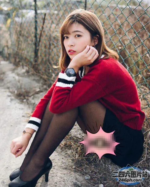 阿拉伯裔亚洲妇女双腿交叉坐在地上