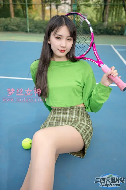 身穿绿色衬衫和格子裙的亚洲女子，手里拿着网球拍