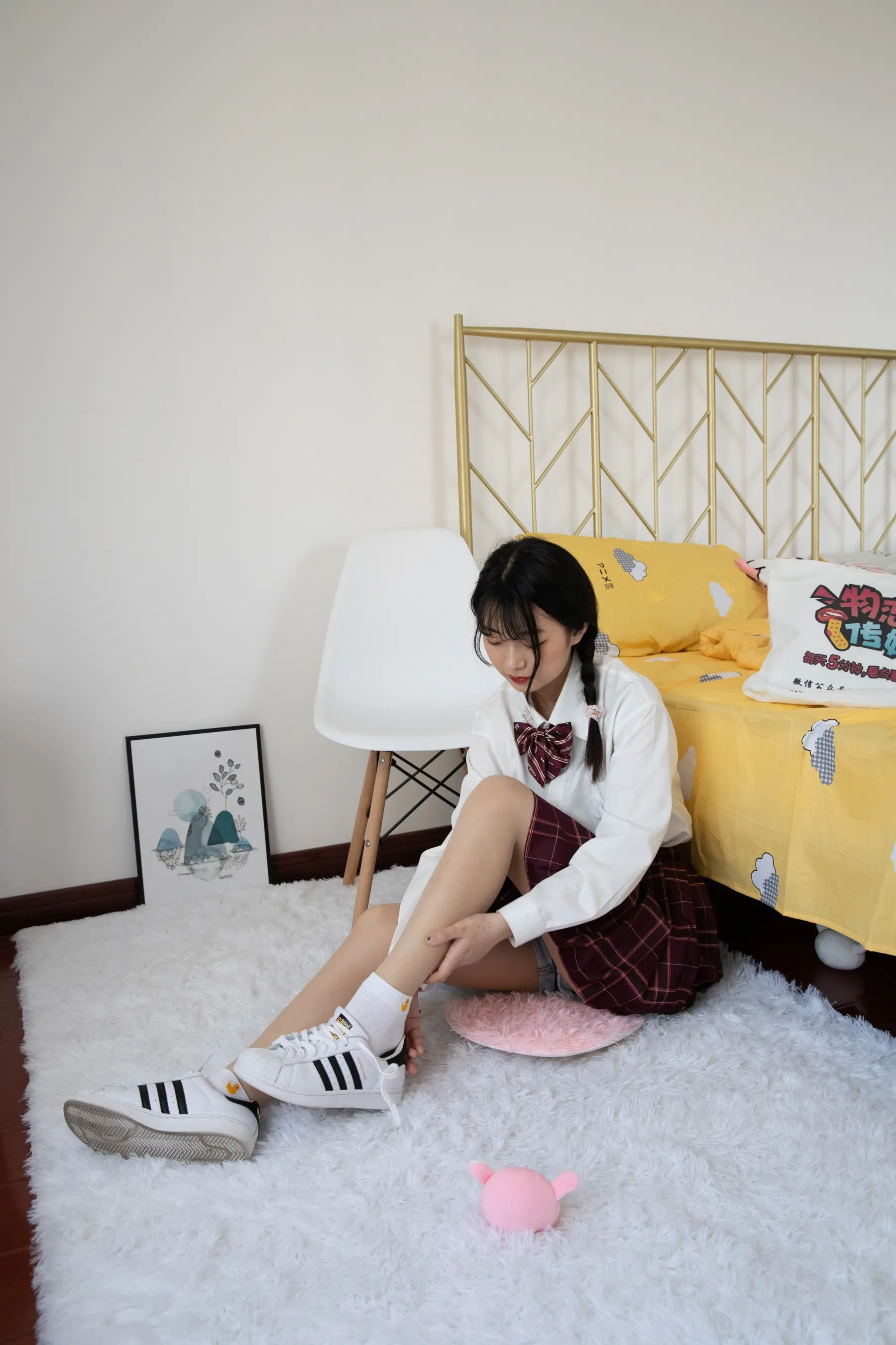 床上坐着一个女人，手里拿着一双鞋