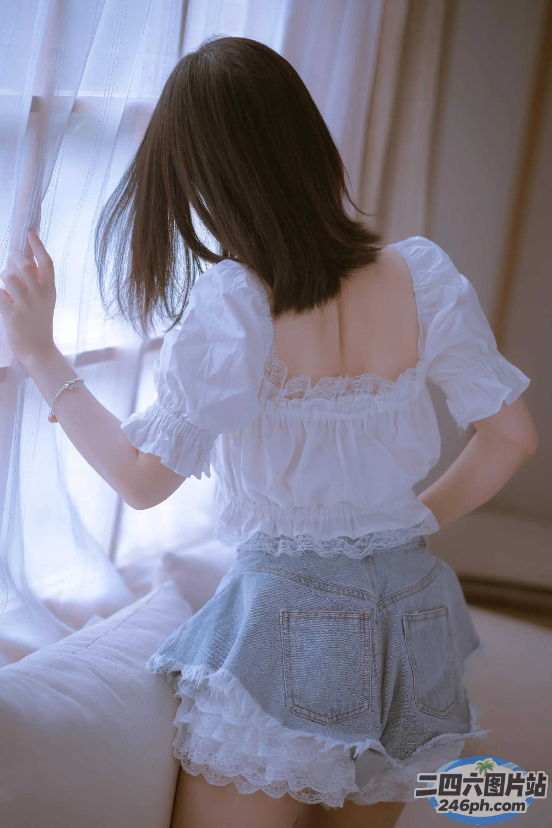 歌词大意： 有一个女人正在向窗外看