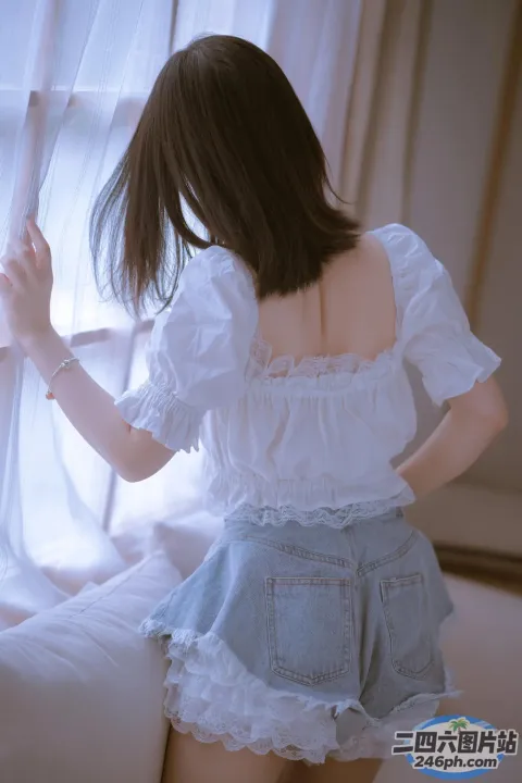 歌词大意： 有一个女人正在向窗外看