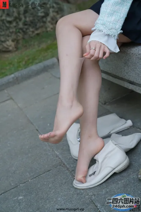 有个女人坐在长凳上，脚踩在鞋子上