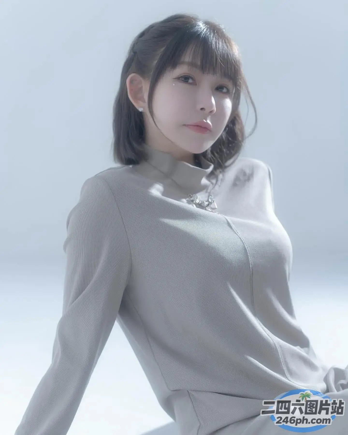 一个女人坐在白色表面上的特写