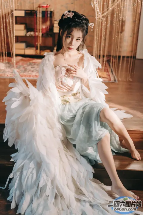 楼梯上坐着一个女人，穿着裙子