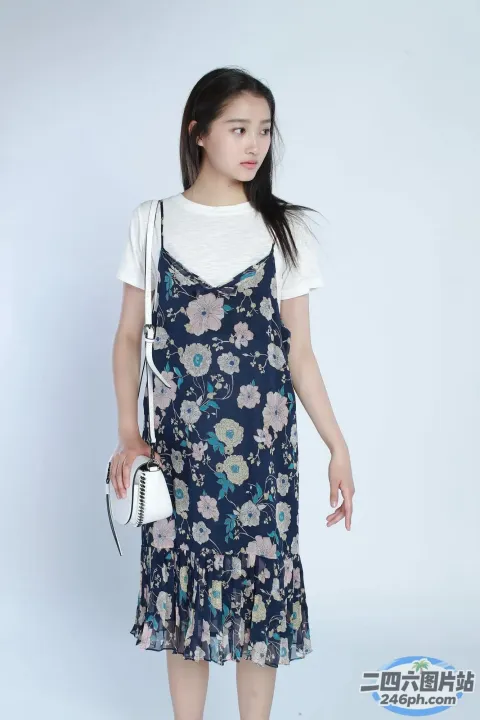 身穿碎花连衣裙的阿拉夫女人拿着一个白色钱包