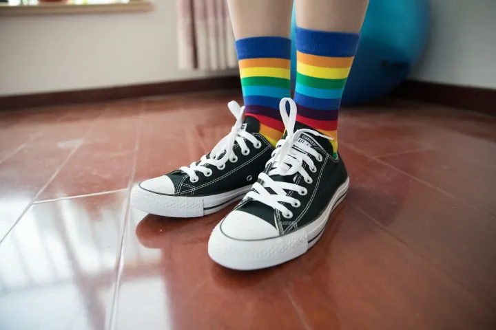 黑色 Converse 长裤腿搭配彩虹袜