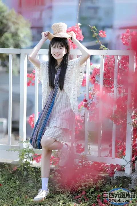 有个女人戴着帽子坐在长凳上
