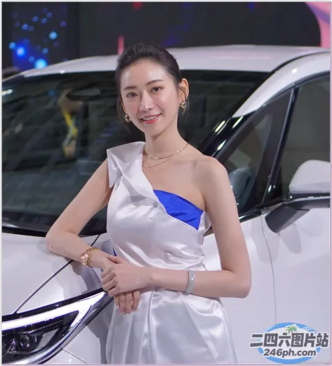 身穿白色连衣裙的 Araffe 女子站在一辆白色汽车旁边