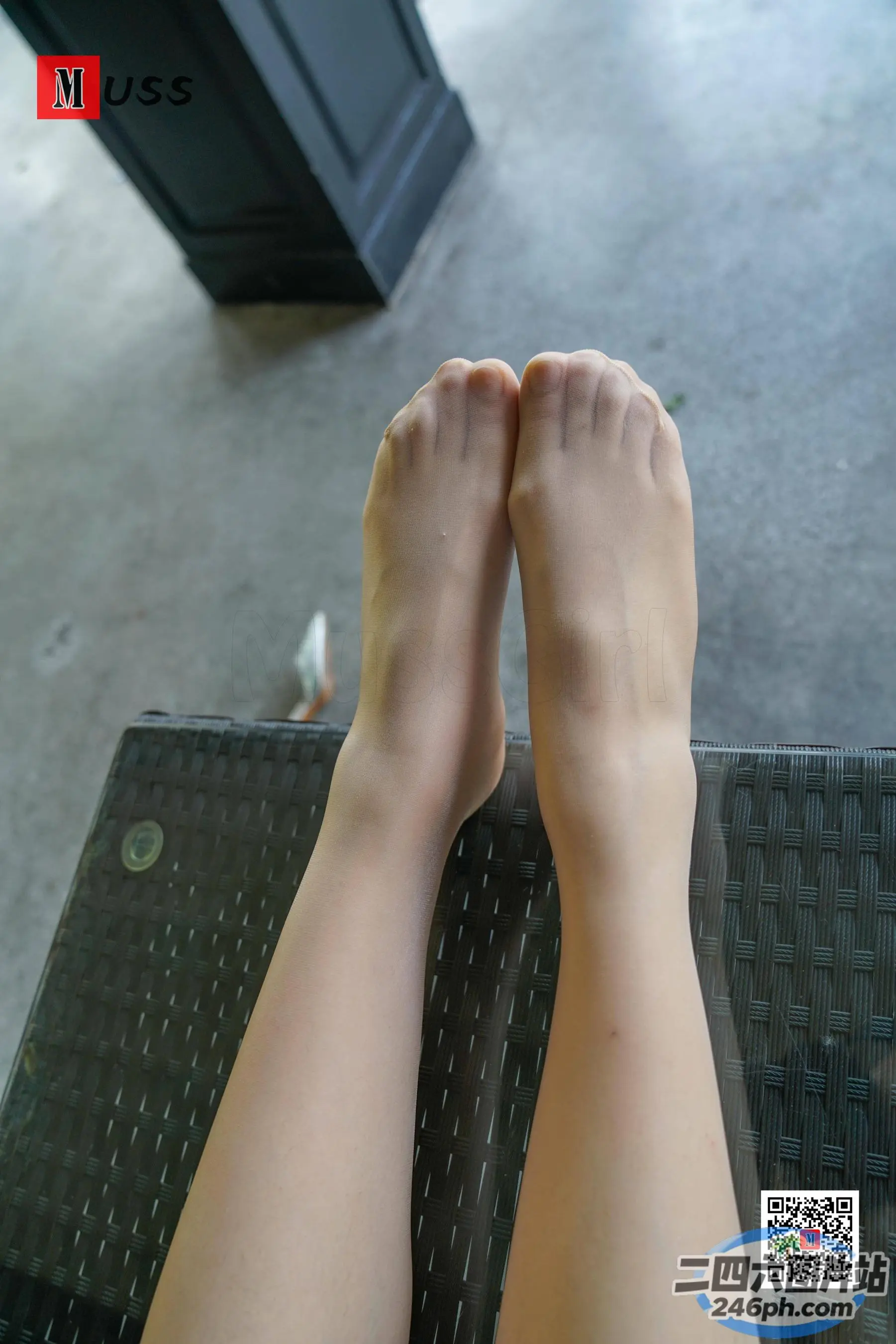 有人坐在桌子上，双脚抬起
