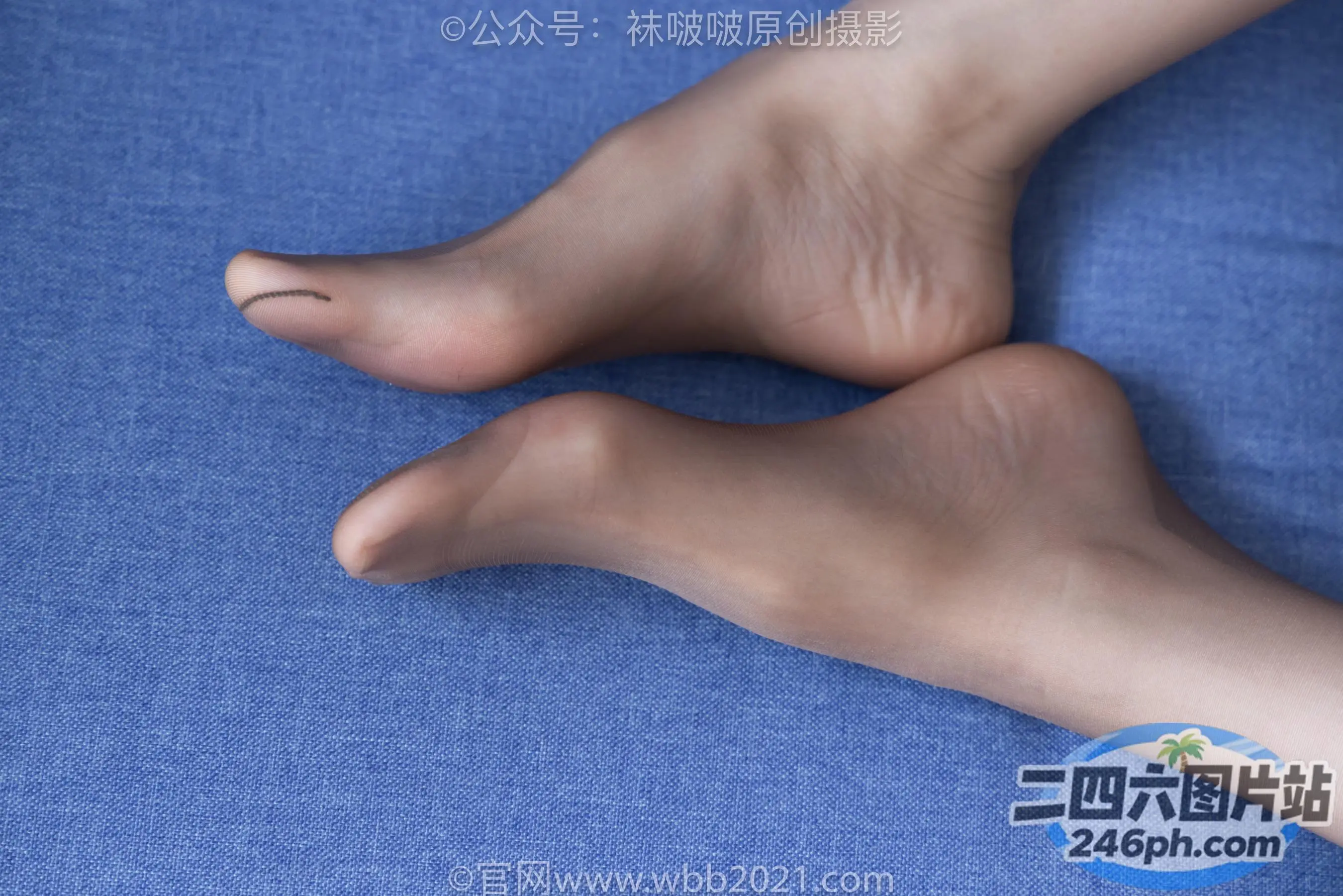 有一个赤脚的人躺在蓝色的床单上