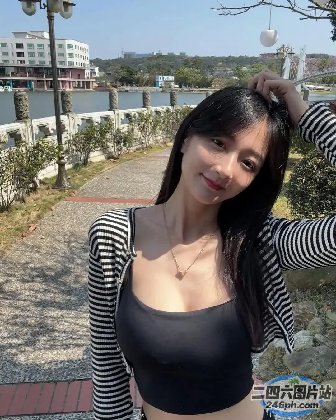 一位身穿黑白上衣的女人的特写