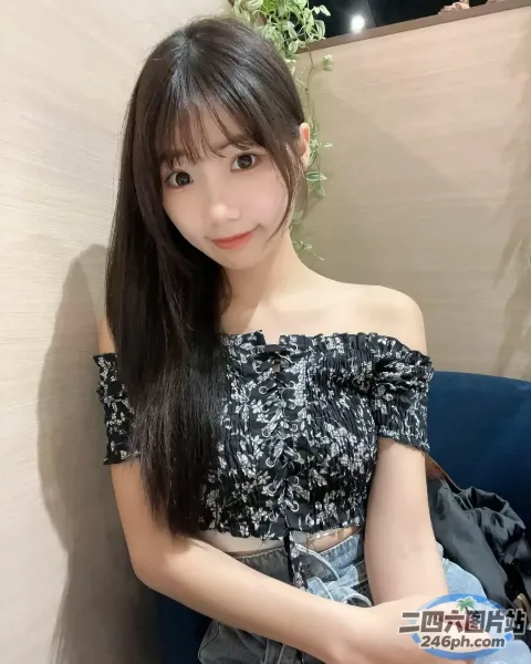 坐在沙发上的 Araffe 长发亚洲女性
