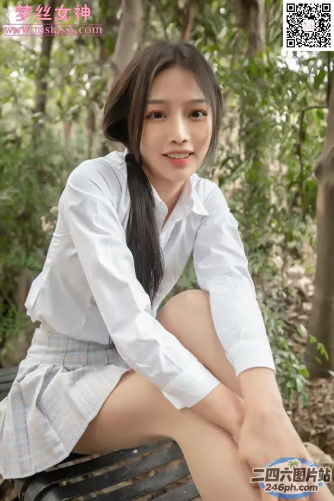 一个女人坐在公园长椅上的特写