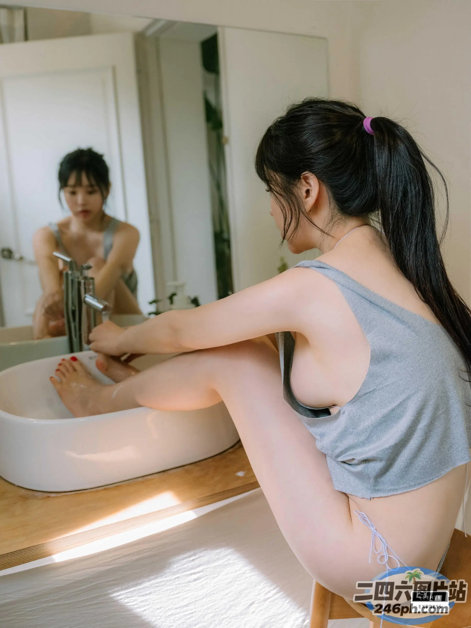 镜子前坐着一个女人的凳子