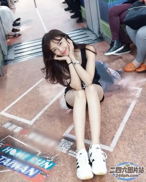 有一个女人坐在地上，双腿交叉