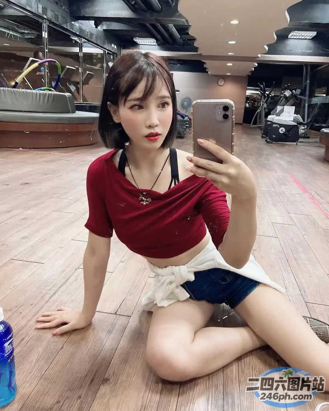 阿拉菲女子坐在地板上用手机自拍
