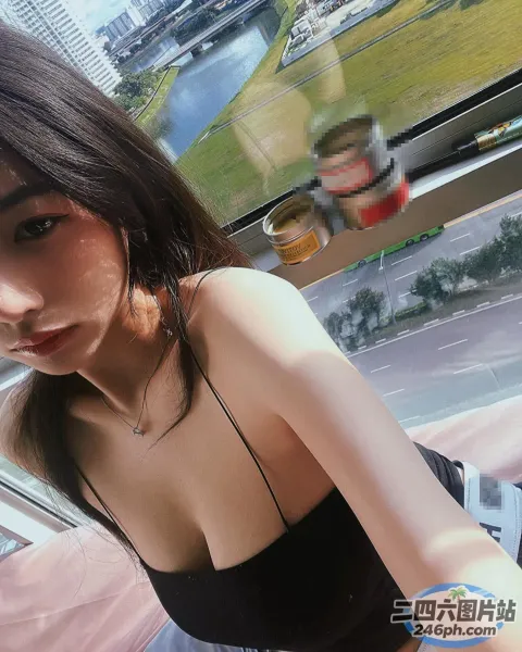 身穿黑色连衣裙的 arafed 亚洲女子合影留念