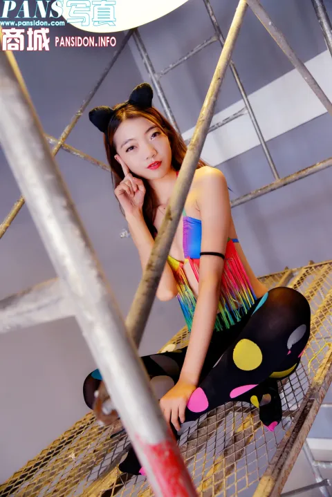 戴着猫帽坐在金属梯子上的阿拉夫德女人