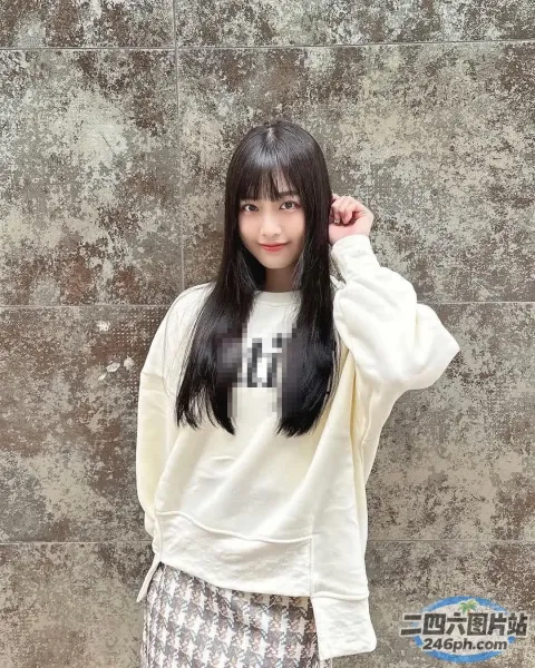 黑色长发的 Arafed 女人，穿着白色运动衫和格子裙