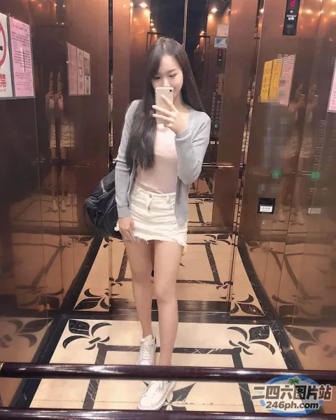 有个女人在电梯里自拍