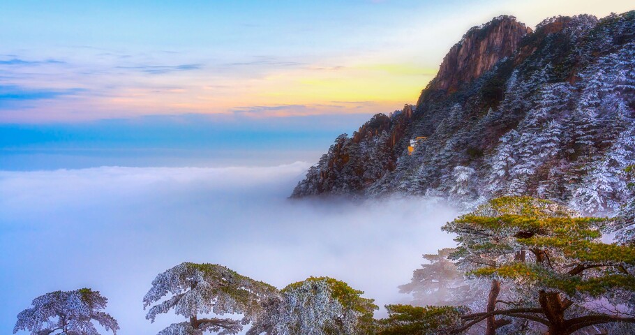 山上的美景，下方是雾气弥漫的山谷