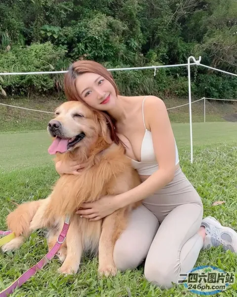 阿拉菲女子和她的狗坐在草地上
