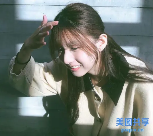 长发白衬衫女人的特写