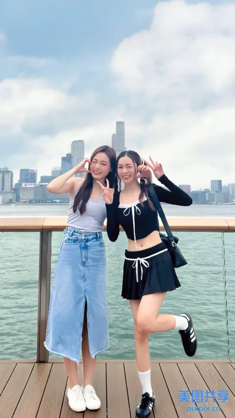 两名女子在码头上合影留念