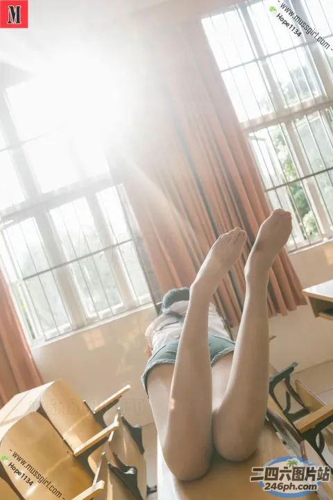 有个女人躺在桌子上，双腿抬起