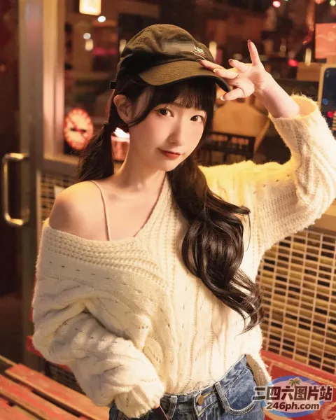 身穿白色毛衣、戴帽子的 araffe 女子合影留念