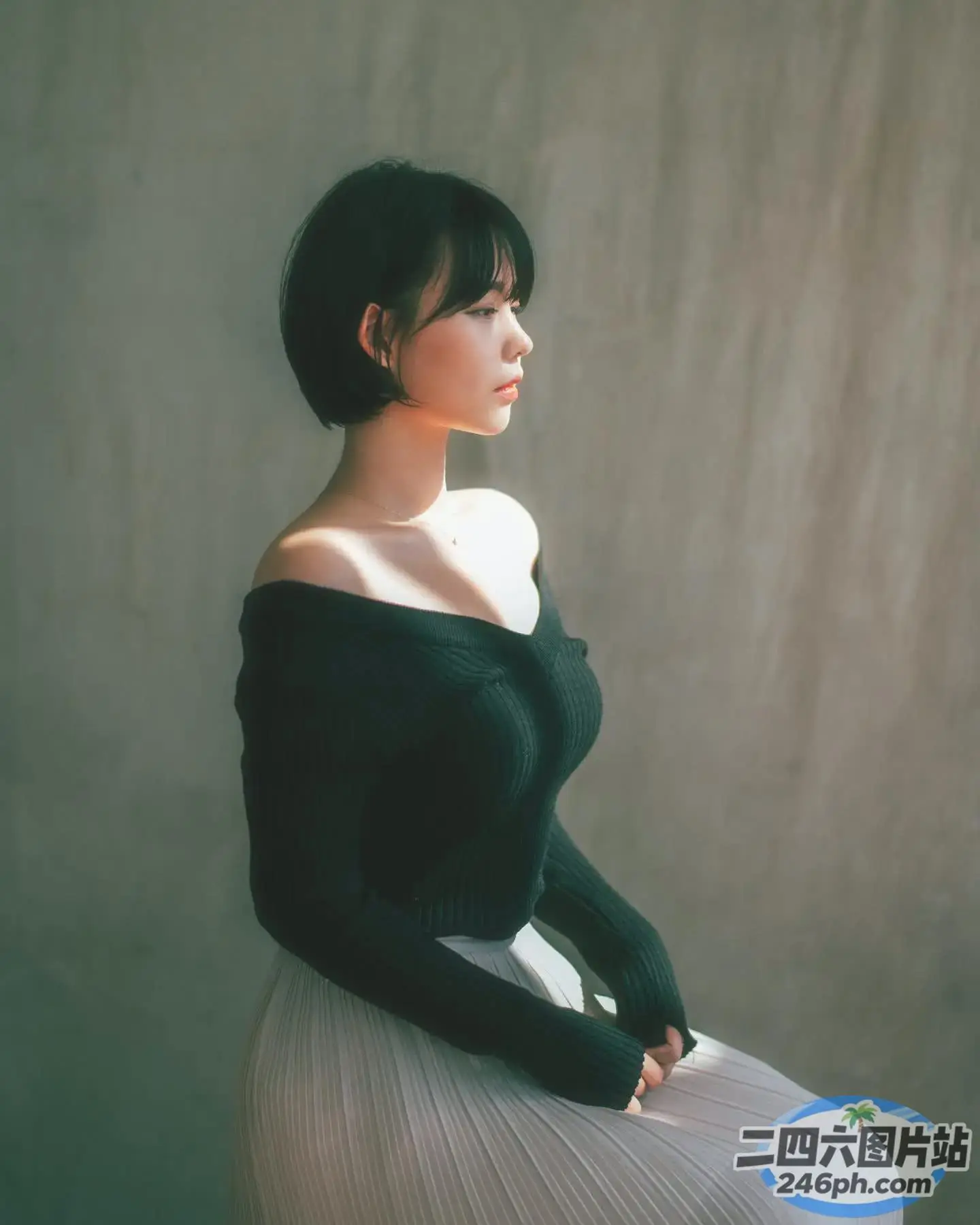 穿着黑色上衣和白色裙子坐在凳子上的阿拉菲德女人